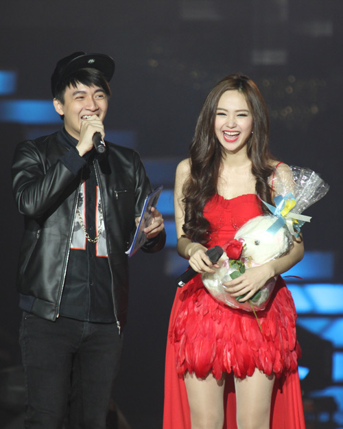 Minh Hằng lăn lê bò toài trên sân khấu - 6