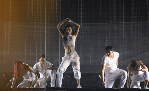 Minh Hằng lăn lê bò toài trên sân khấu - 13