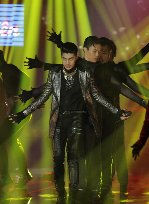 Minh Hằng lăn lê bò toài trên sân khấu - 14