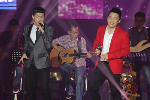 Minh Hằng lăn lê bò toài trên sân khấu - 7