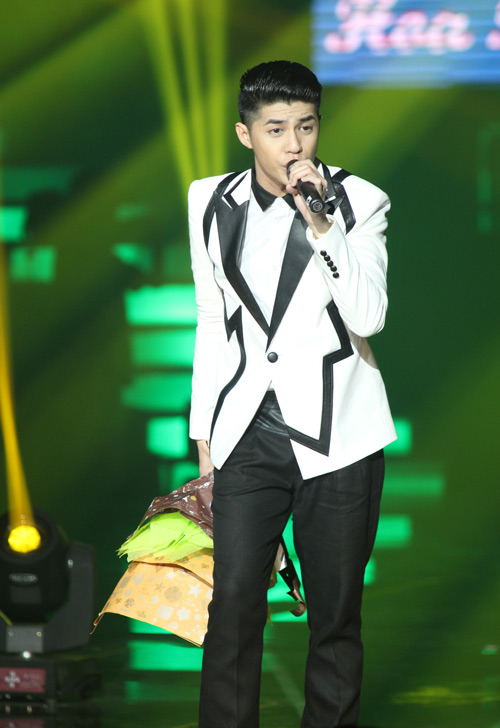 Minh Hằng lăn lê bò toài trên sân khấu - 13