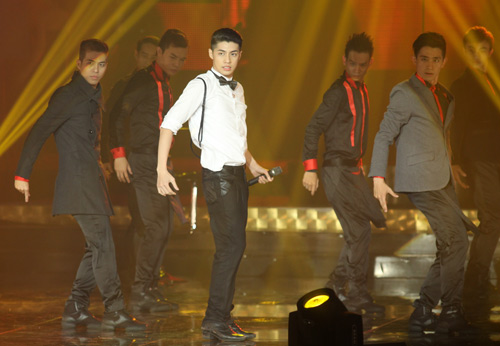 Minh Hằng lăn lê bò toài trên sân khấu - 12