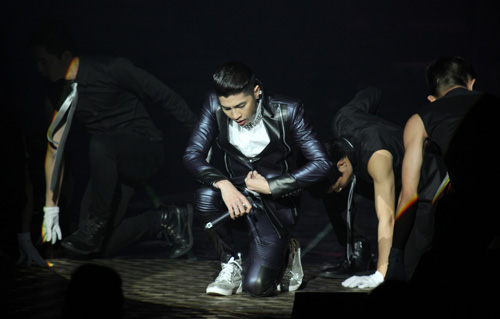 Minh Hằng lăn lê bò toài trên sân khấu - 16