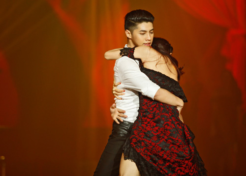 Minh Hằng lăn lê bò toài trên sân khấu - 11