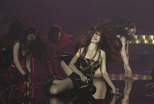 Minh Hằng lăn lê bò toài trên sân khấu - 3