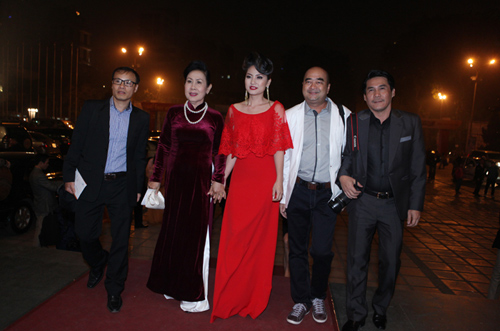 Dàn mỹ nhân Việt khoe thềm ngực gợi cảm - 2