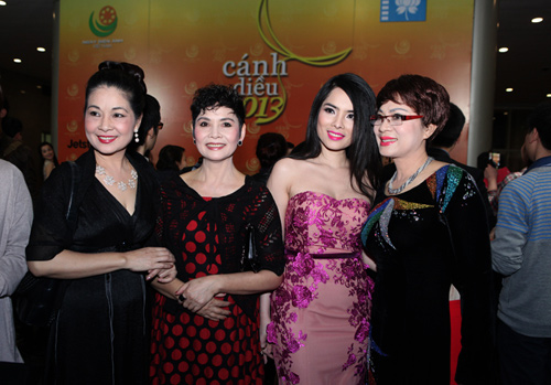 Dàn mỹ nhân Việt khoe thềm ngực gợi cảm - 6