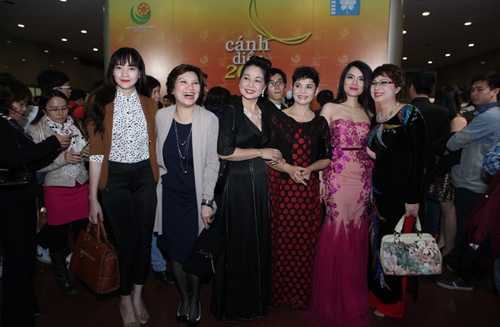 Dàn mỹ nhân Việt khoe thềm ngực gợi cảm - 9