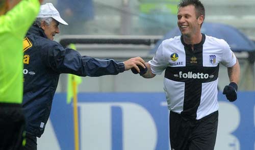 Milan – Parma: Sau lưng chẳng còn gì - 1