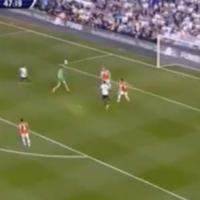 Bóng đá - Video: Arsenal may mắn tránh bàn thua