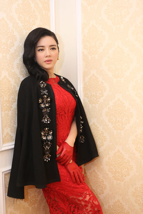 Mai Phương Thúy đọ chân dài với Hồ Ngọc Hà - 9