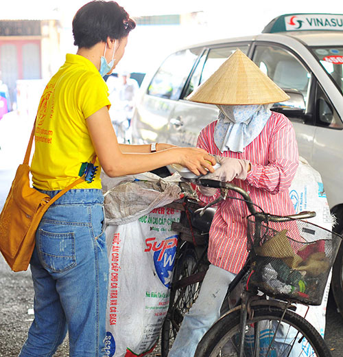 Maya, Trang Trần nấu cơm cho người nghèo - 14