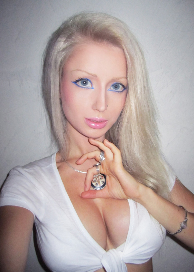 Cô gái 23 tuổi người Ukraine chỉ nhận đã nâng ngực và cho rằng từ khuôn mặt và vóc dáng hoàn toàn tự nhiên
