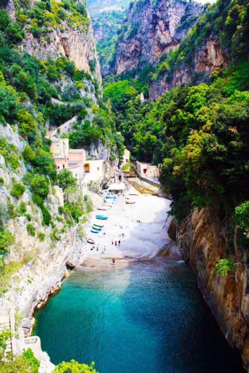 Thị trấn xinh đẹp ẩn trong vùng vịnh hẹp ở Ý - 1
