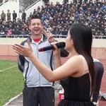 Bóng đá - HLV Dylan Kerr bị ca sỹ xinh đẹp &quot;hút hồn&quot;