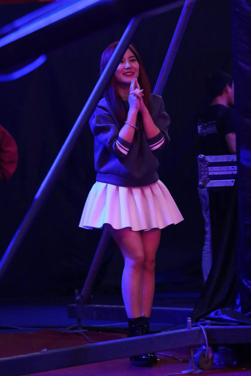 Hương Tràm nhún nhảy cổ vũ anh trai thi X Factor - 2