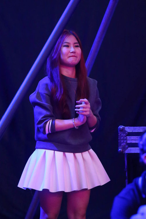 Hương Tràm nhún nhảy cổ vũ anh trai thi X Factor - 3