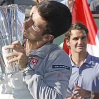 Thể thao - Tin HOT trưa 18/3: Federer thua Djokovic vì gió