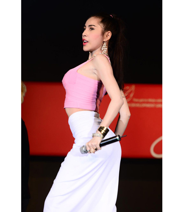 Thủy Tiên luôn được fan mến mộ, cô cũng chăm chỉ đi hát ở phòng trà như một thú vui.