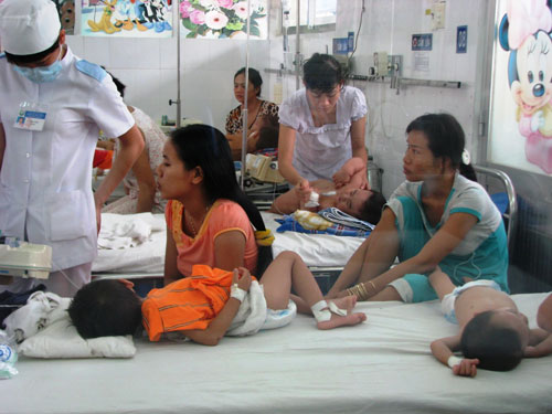TP.HCM: Trẻ ùn ùn nhập viện vì nắng nóng - 1