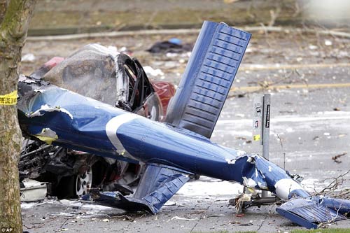 Mỹ: Máy bay rơi trên phố, 2 người thiệt mạng - 1