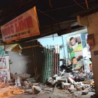 Tin tức trong ngày - Xe ben ủi sập nhà, 3 người thoát nạn