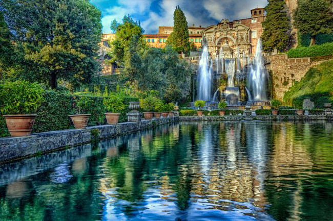 Khu dinh thự được biết đến với cung điện cổ kính được xây dựng từ thế kỷ 16, bao quanh là khu vườn với những đài phun nước tuyệt đẹp. Nó được coi là hình mẫu kiến trúc cho các khu vườn ở châu Âu.
