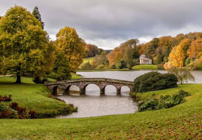 Khu vườn Stourhead ở Warminster (Anh) được xây dựng theo ý tưởng lấy từ bức tranh phong cảnh nổi tiếng của họa sĩ người Pháp Claude Lorraine.
