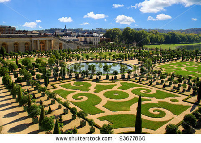 Khu vườn tại lâu đài Versailles thuộc quận Versailles, tỉnh Yvelines (Pháp). Khu vườn hoàng gia này được vua Louis XIV cho xây dựng vào thế kỷ 17. Nó đánh dấu sức mạnh tối cao của Vua Mặt Trời. Thậm chí có cả một kênh đào được xây để vua có thể chèo thuyền ngay trong khu vườn.
