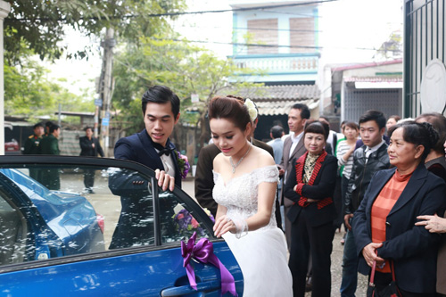 Ca sỹ Tình yêu màu nắng sexy trong ngày cưới - 2