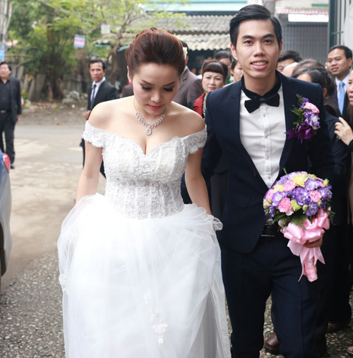 Ca sỹ Tình yêu màu nắng sexy trong ngày cưới - 3