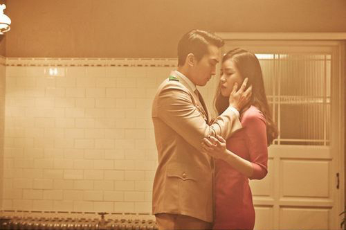 Song Seung Heon hôn say đắm "người tình mới" - 1