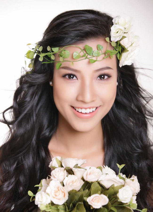 Á hậu này từng đạt nhiều giải thưởng trong các cuộc thi sắc đẹp như giải nhất Hot V-teen 2006, giải nhất Top Girl 2012, Hoa khôi khả ái của Miss Sport 2012.
