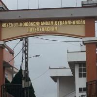 Tin tức trong ngày - Lạ lùng: Cổng UBND viết tên liền, mất dấu