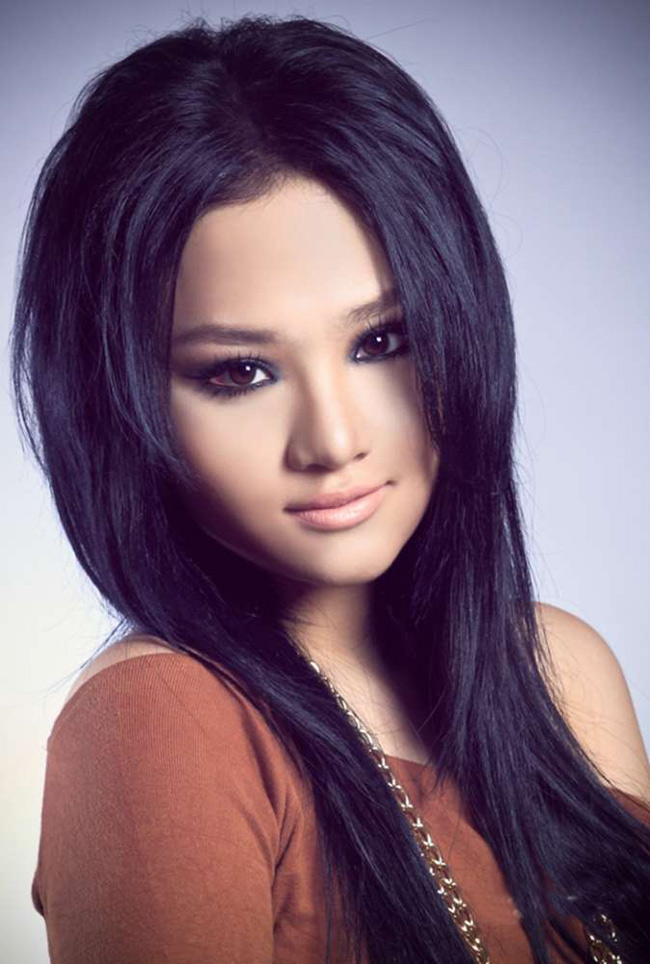 Tương tự như Văn Mai Hương, ca sĩ Miu Lê cũng bước chân vào showbiz với mái tóc dài bồng bềnh
