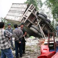 Tin tức trong ngày - Ô tô tải lao thẳng vào nhà, 2 bố con chết thảm