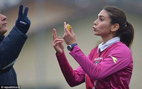 Nữ trọng tài quyến rũ muốn cầm còi ở Serie A - 1