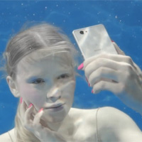 Dế sắp ra lò - Xperia Z1 Compact xuống bể bơi "tự sướng" cùng siêu mẫu