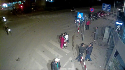 Ảnh: Khách bị “cò” đánh hội đồng giữa phố - 2