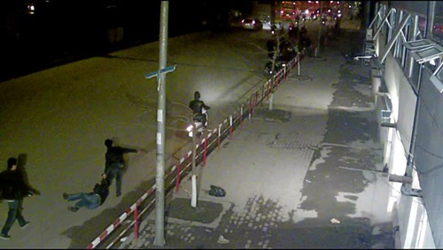 Ảnh: Khách bị “cò” đánh hội đồng giữa phố - 3