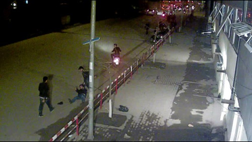 Ảnh: Khách bị “cò” đánh hội đồng giữa phố - 4