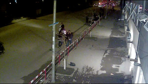 Ảnh: Khách bị “cò” đánh hội đồng giữa phố - 5