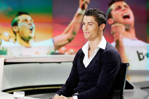 Ronaldo cưa gái sành điệu, cờ bạc hạng xoàng - 1