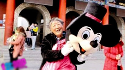 Cụ bà 75 tuổi hàng ngày giả làm chuột Mickey - 1