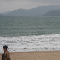 Tin tức trong ngày - Tắm biển sáng sớm, thiếu niên bị sóng cuốn chìm