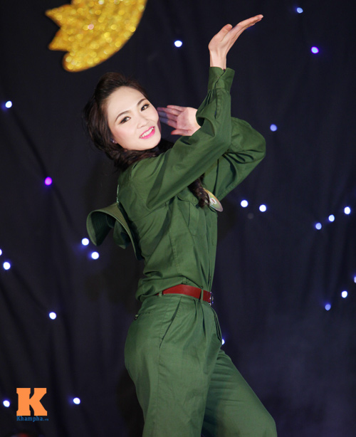 Xem nữ sinh Báo chí múa với trăn khổng lồ - 9