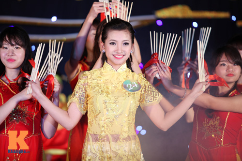 Xem nữ sinh Báo chí múa với trăn khổng lồ - 5