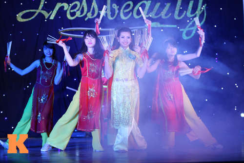 Xem nữ sinh Báo chí múa với trăn khổng lồ - 4