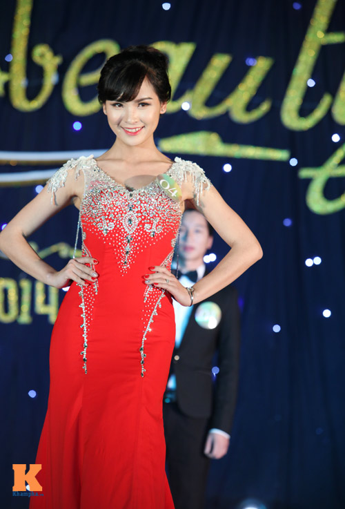 Xem nữ sinh Báo chí múa với trăn khổng lồ - 6