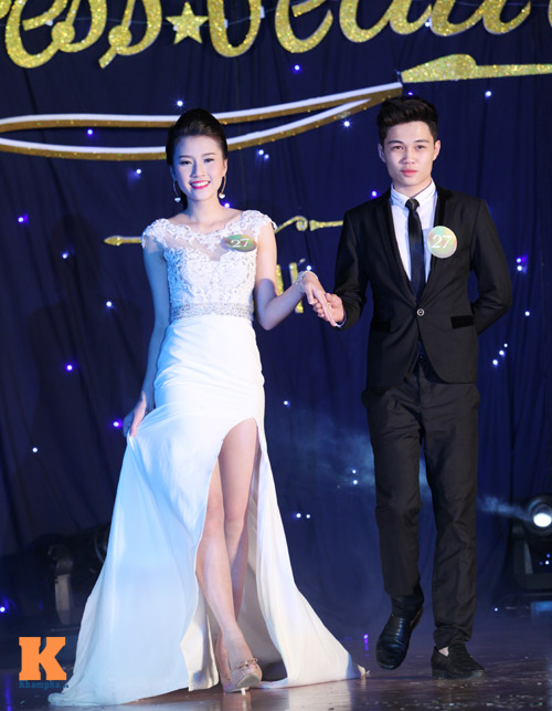 Xem nữ sinh Báo chí múa với trăn khổng lồ - 3